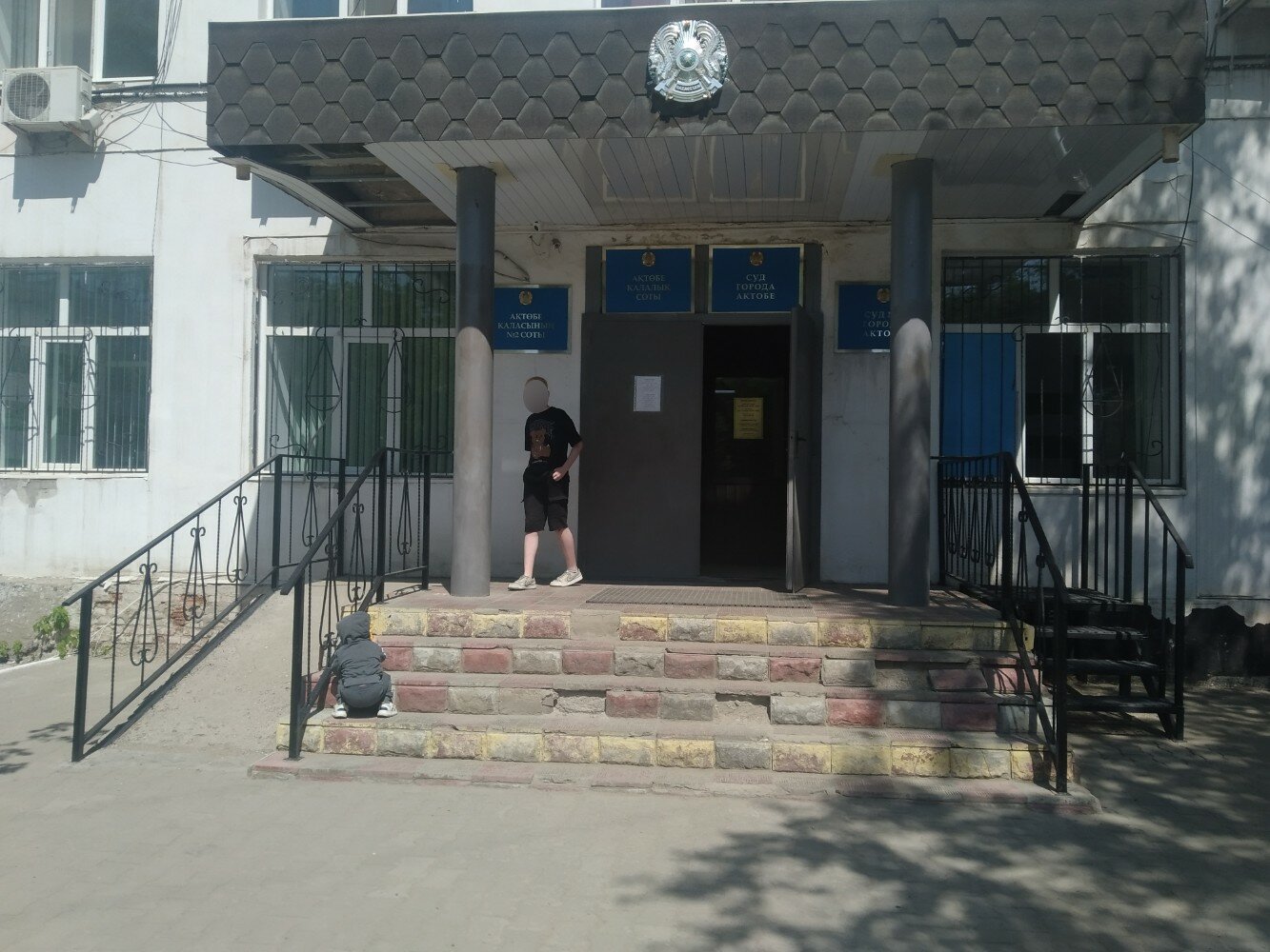 Порно: Бір қыз бен үш жігіт ұстап алып, трафиктенді