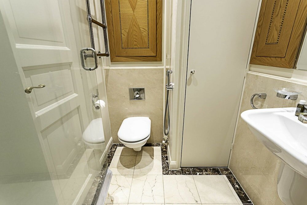 Фото Lovely, Stylish Two-bedroom Kensington Home