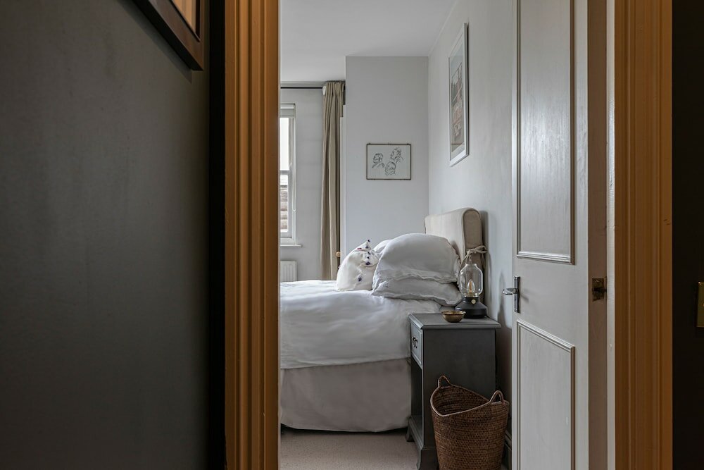 Фото Altido Stylish 2-bed Flat w Terrace Near Battersea Park