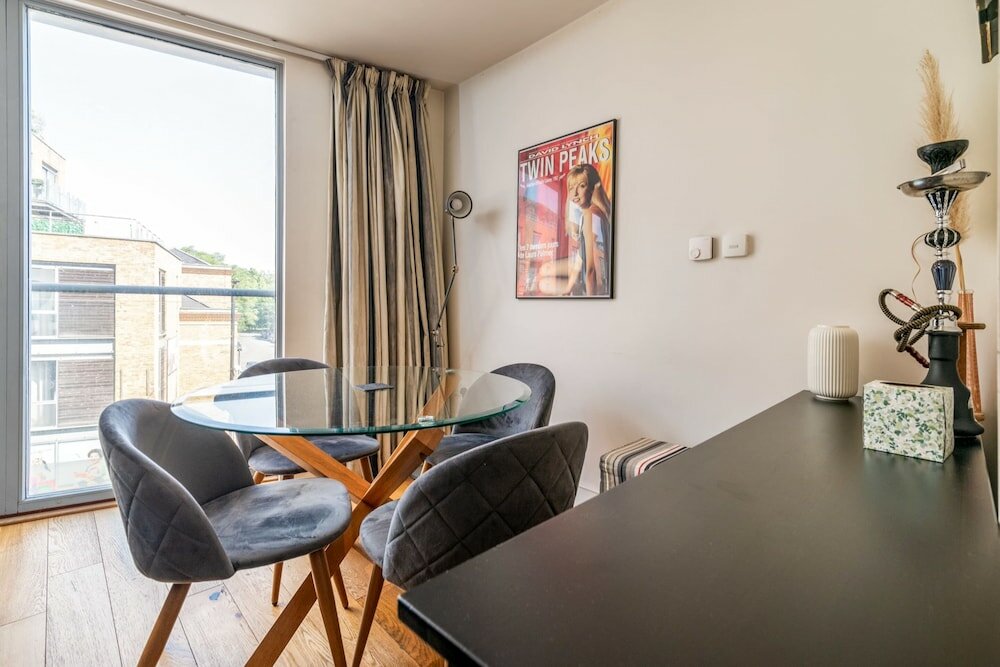 Фото Bright & Spacious Battersea Flat