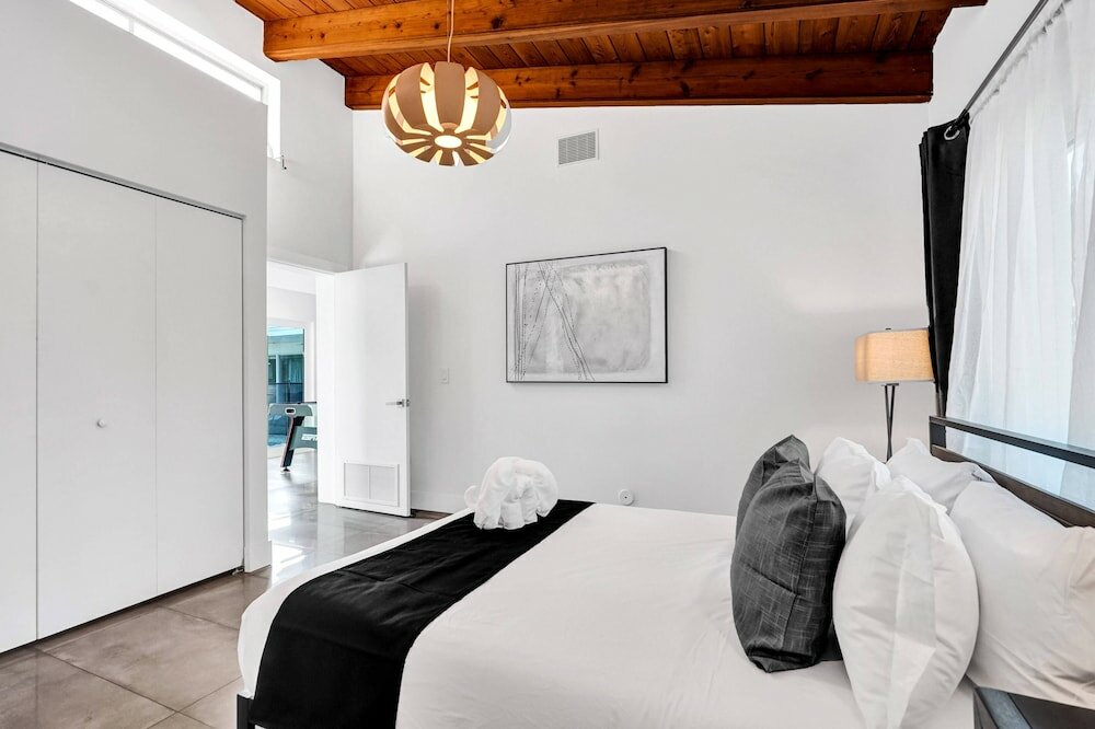 Фото Gorgeous 5br Home with Heated Pool