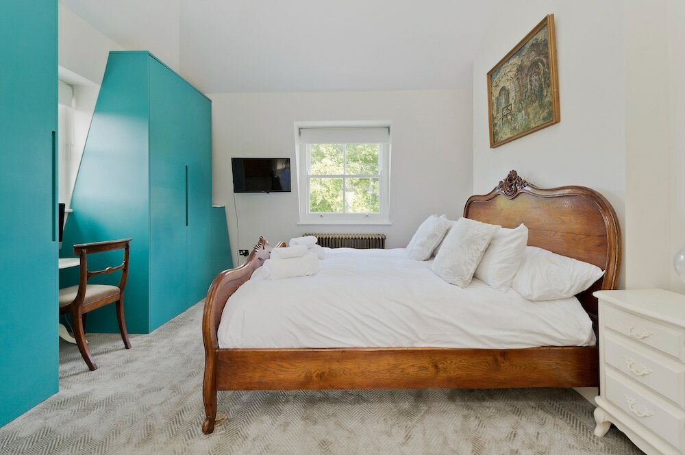 Фото Spacious Family House With Garden Near Battersea Park by Underthedoormat