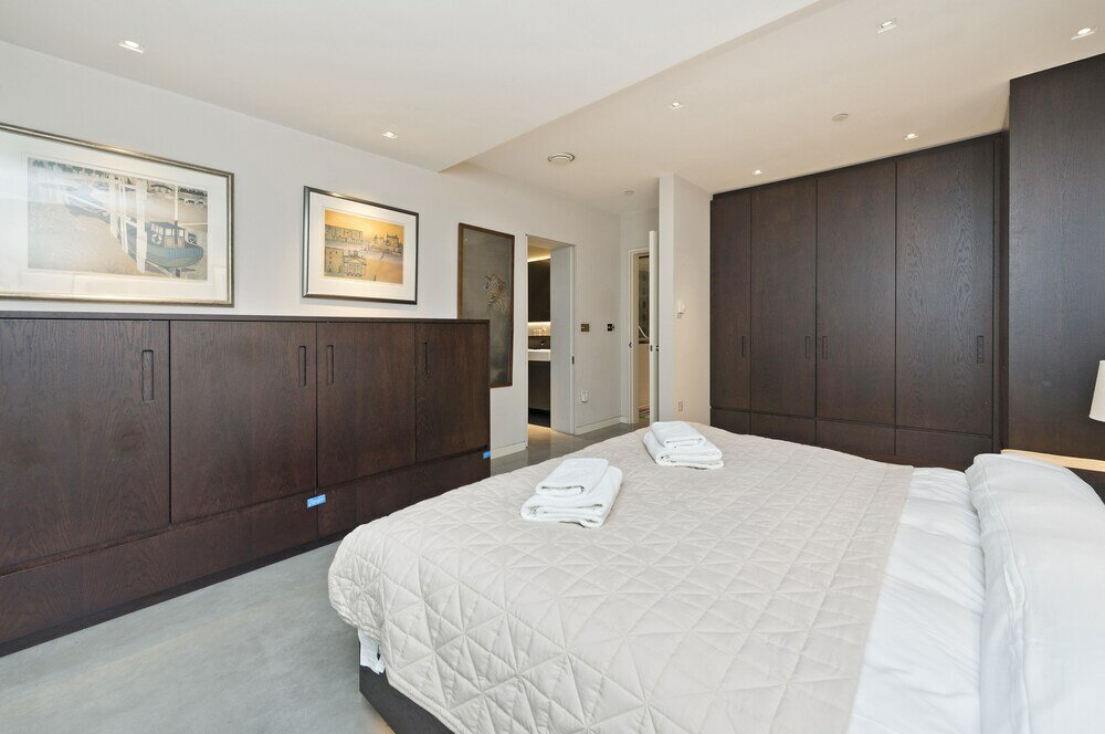 Фото Amazing South Kensington Mews House by Underthedoormat