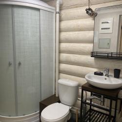 Фото Уютный домик в лесу у пруда