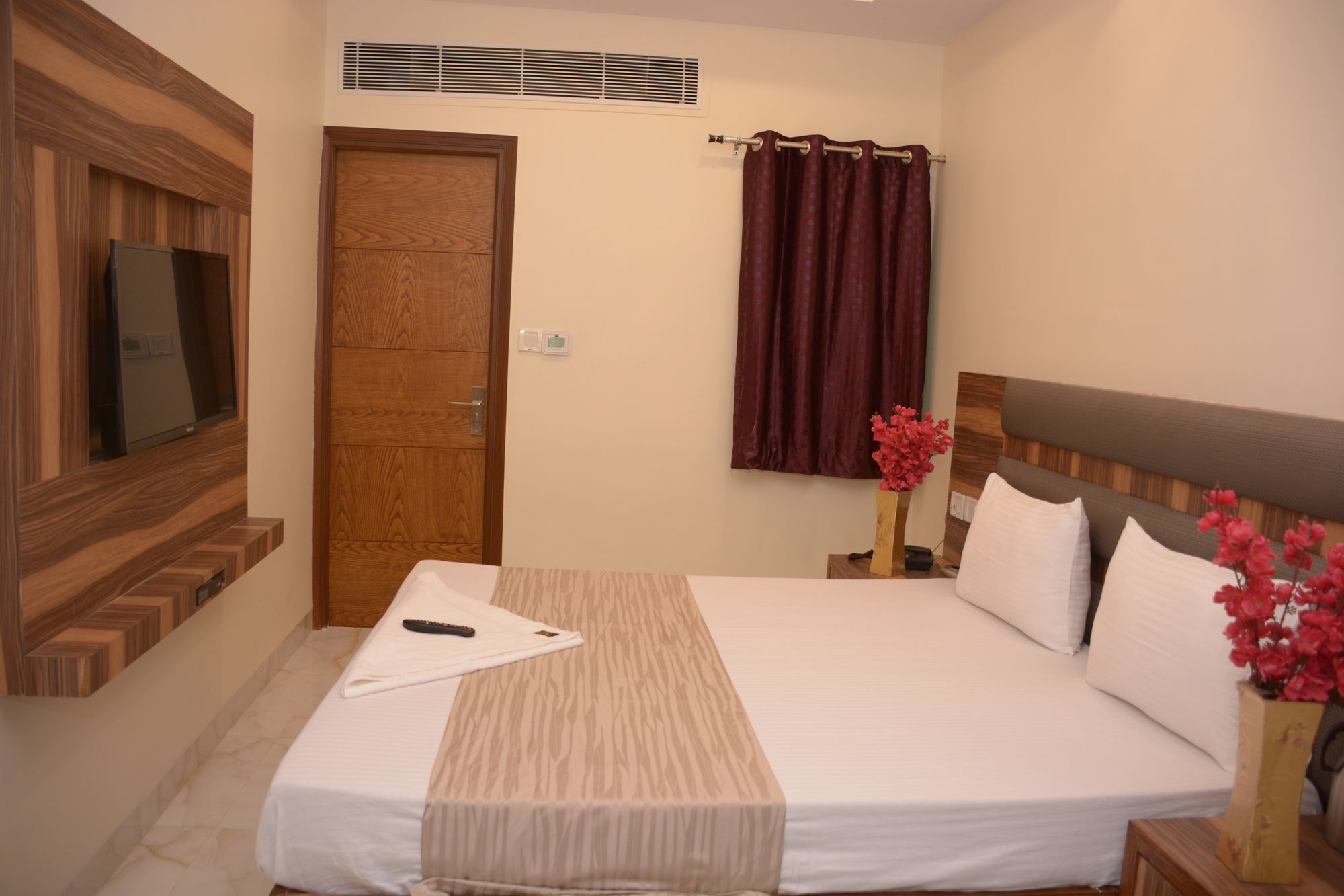 Фото Hotel Golden Oasis Delhi