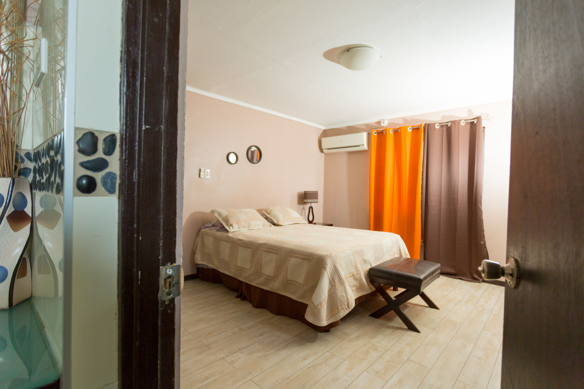 Фото New Kingston Ca Guest Apartment VI