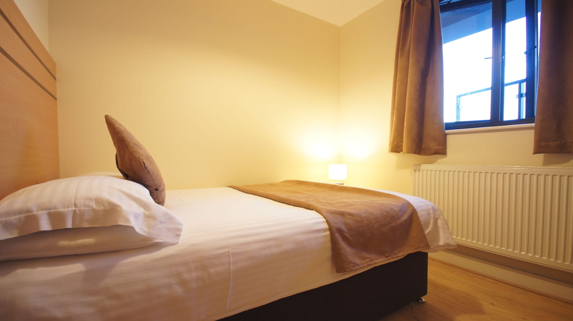 Фото Crompton Court