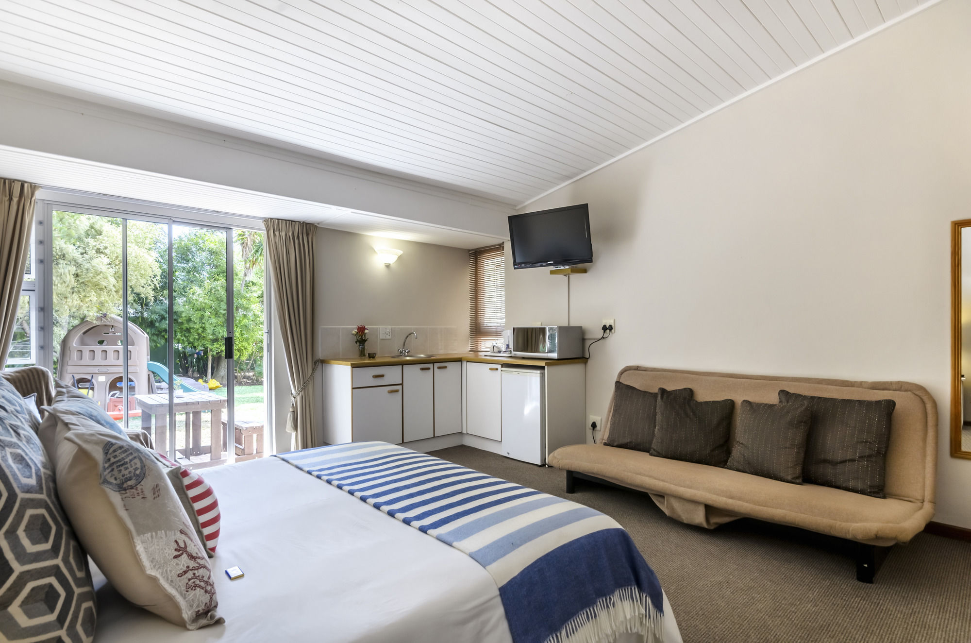 Фото Admiral's Lodge Guest House B & B