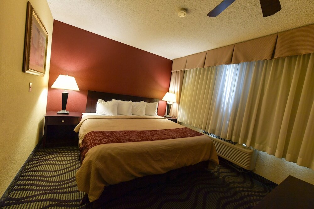 Фото Baymont Inn & Suites by Wyndham Lincoln Ne