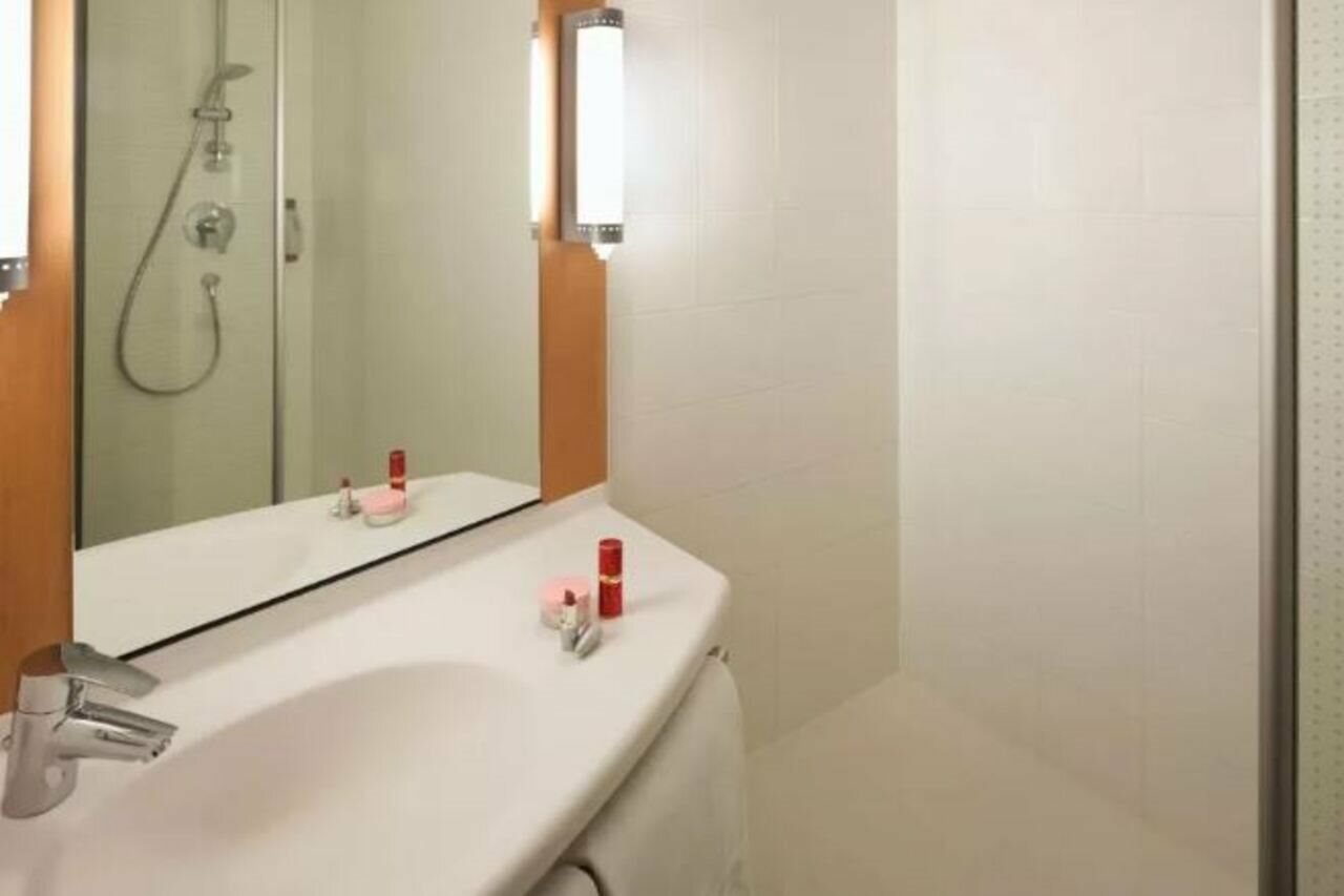 Фото Ibis Barcelona Santa Coloma