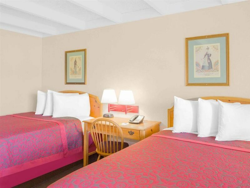 Фото Days Inn by Wyndham Tallahassee University Center