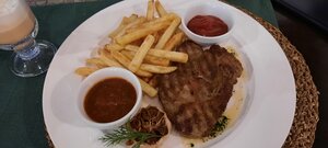 Restoran Dobry Los (Leningrad Region, Priozerskiy District, Romashkinskoye selskoye poseleniye, posyolok pri zheleznodorozhnoy stantsii Losevo, Pribrezhnaya ulitsa) ، مطعم
