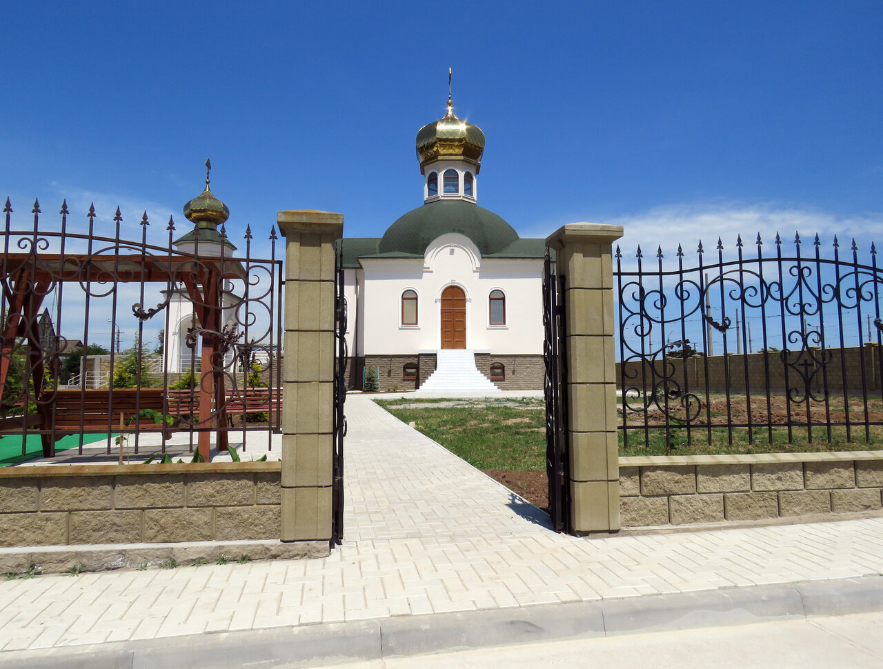 Вход в храм святого Луки