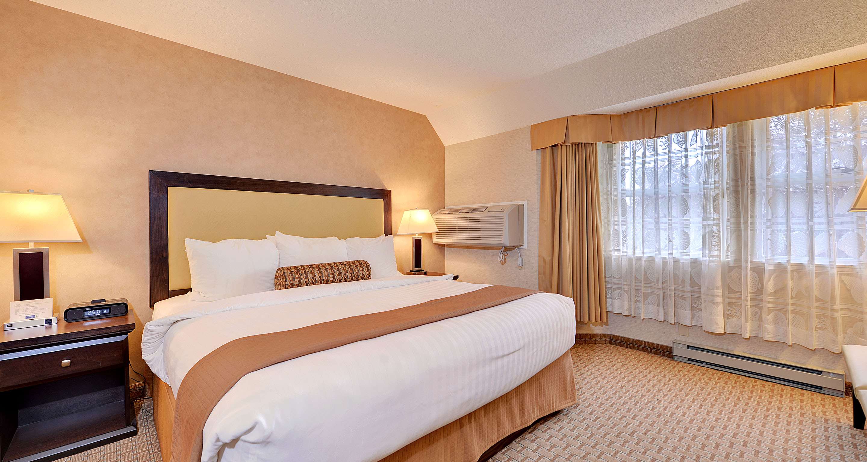 Фото Best Western Plus Emerald Isle Hotel