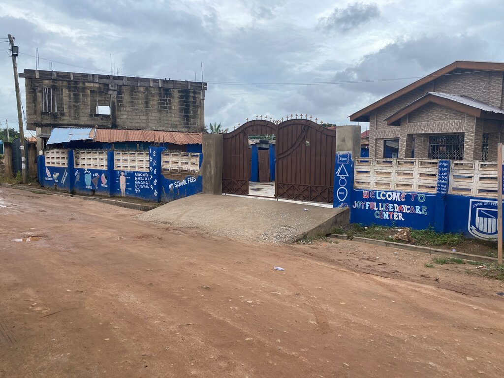 Educational literature Joyful Life Day Care Center, Accra, photo