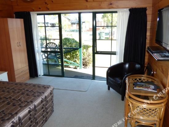 Фото Cedarwood Lakeside Motel & Conference Venue