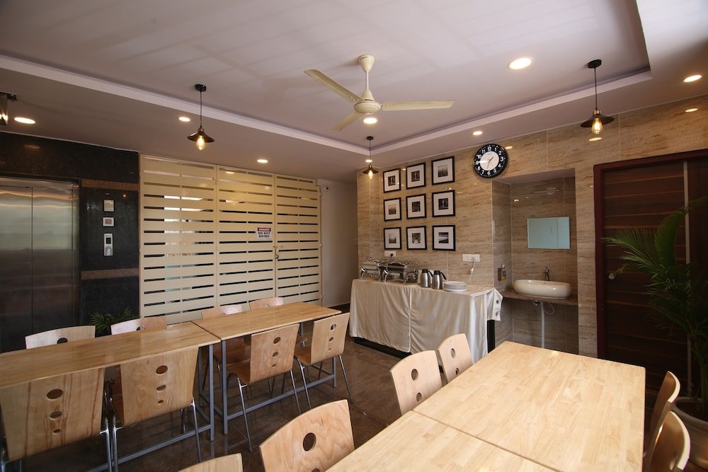 Фото Oyo 23042 SilverKey P&p Comforts