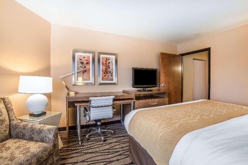 Фото Comfort Inn & Suites Market - Airport