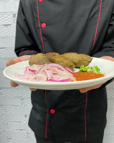 Жас африкалық әйел ретроға түсіп қалады