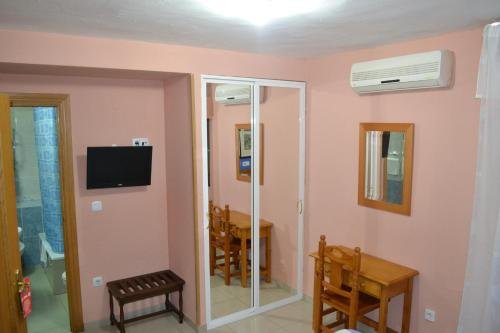 Фото Hostal Al-Qazeres
