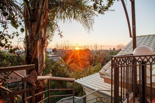 Гостиница Bougainvillea House with View near Beach