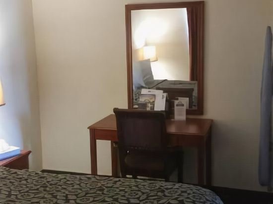 Фото Days Inn by Wyndham Orange Anaheim