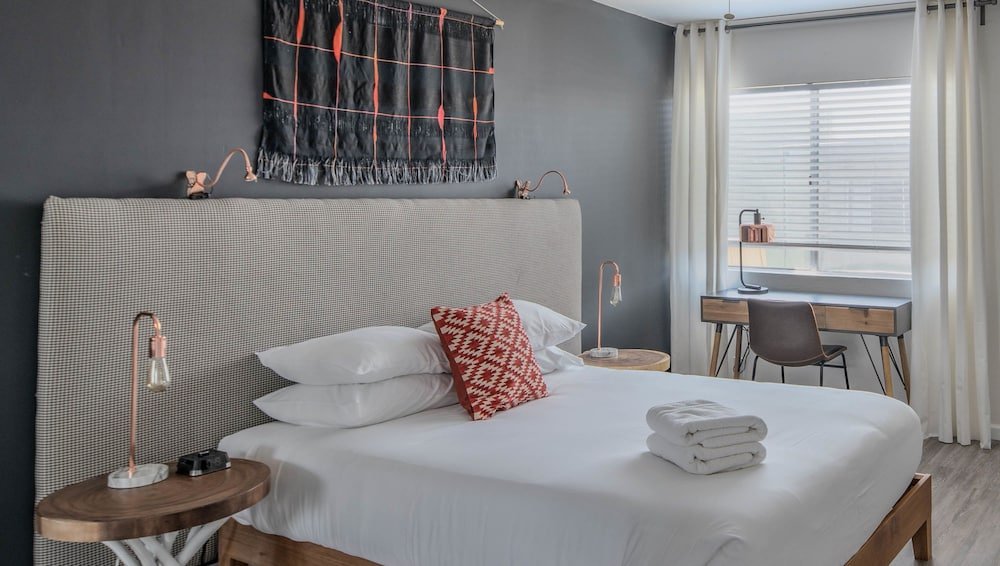 Фото Stylish 1br Apt Old Town by WanderJaunt