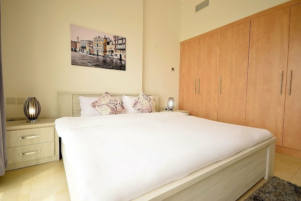 Short-term housing rental Key Host Canal Residence Ven 06, Dubai, photo