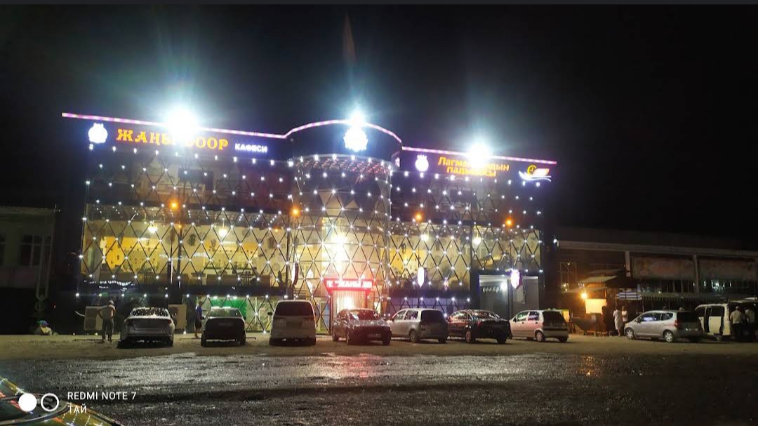 Үлкен салбыраған сиськи қыздың фотосы