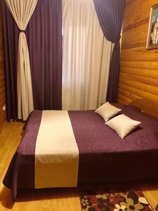 Домик у пруда (posyolok gorodskogo tipa Staroutkinsk, ulitsa Frunze, 18), hotel