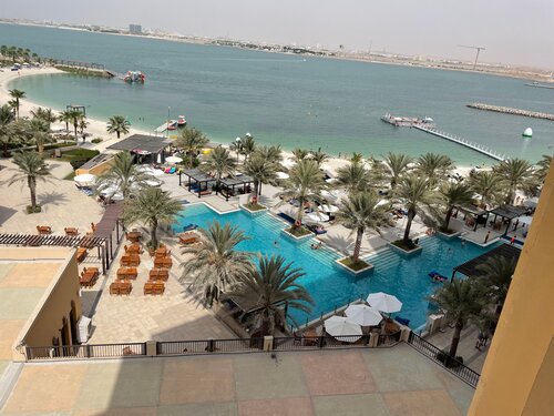 Внешний вид отеля DoubleTree by Hilton Sharjah Waterfront Hotel & Residences в Аш-Шардже, фото 2