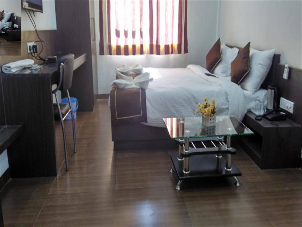 Фото Hotel Flowers Inn