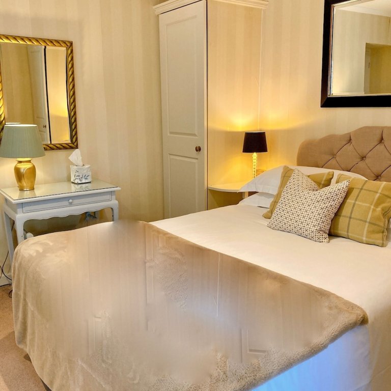 Фото Burleigh Court