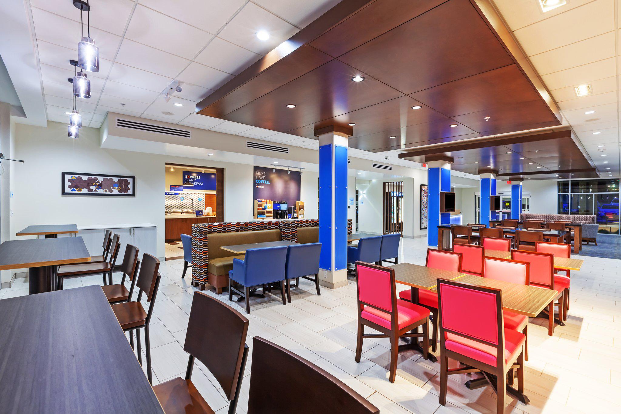 Фото Holiday Inn Express & Suites Tulsa South - Woodland Hills, an Ihg Hotel