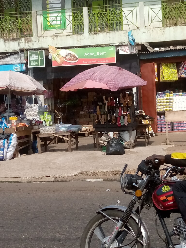 Supermarket Adaz bent, Accra, photo