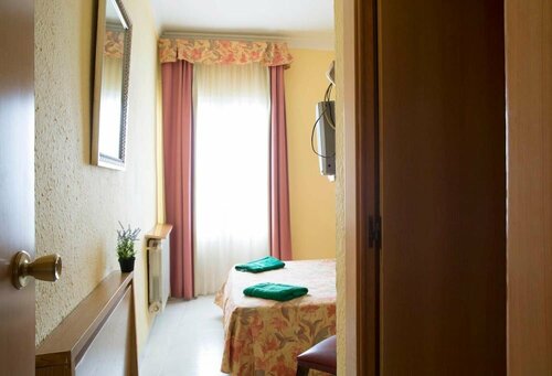 Гостиница Hostal Alhambra Tarragona в Таррагоне