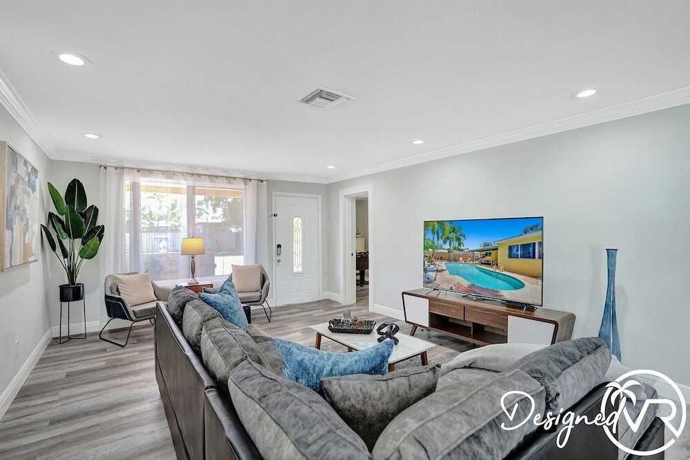 Фото Beautiful 4 Br with Private Heated Pool