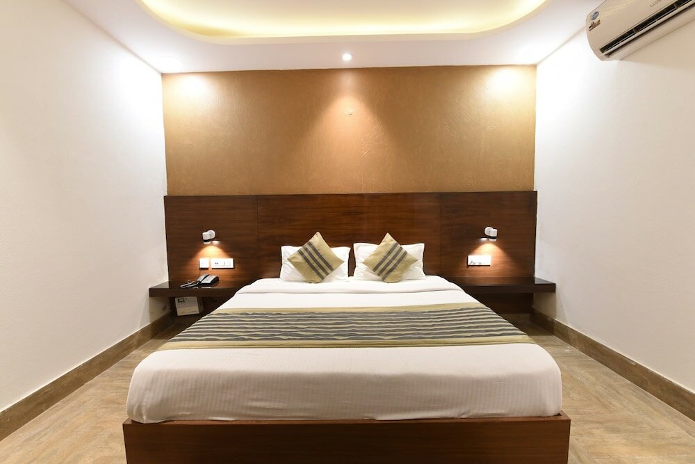 Фото Oyo Flagship 5383 Hotel Under Bridge Inn