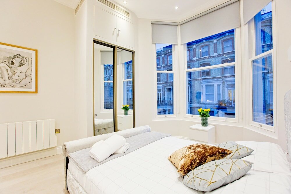 Фото High Street Kensington by Flying Butler