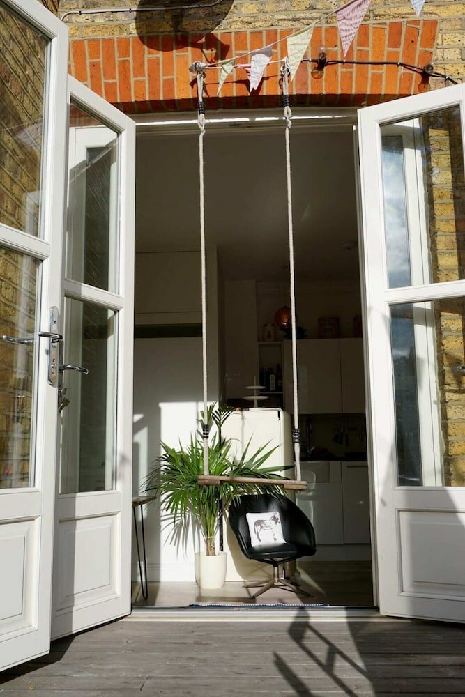 Фото Beautiful Canalside 1-bedroom Flat With Terrace