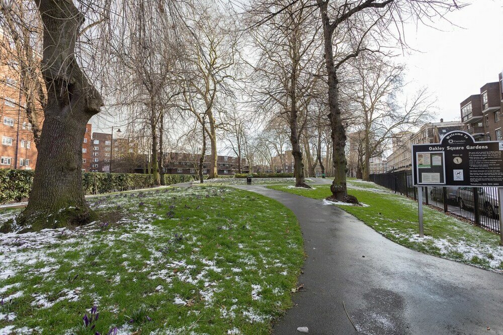 Фото Charmingly Unique and Recently Refurbished Watchman's Lodge in Camden Town