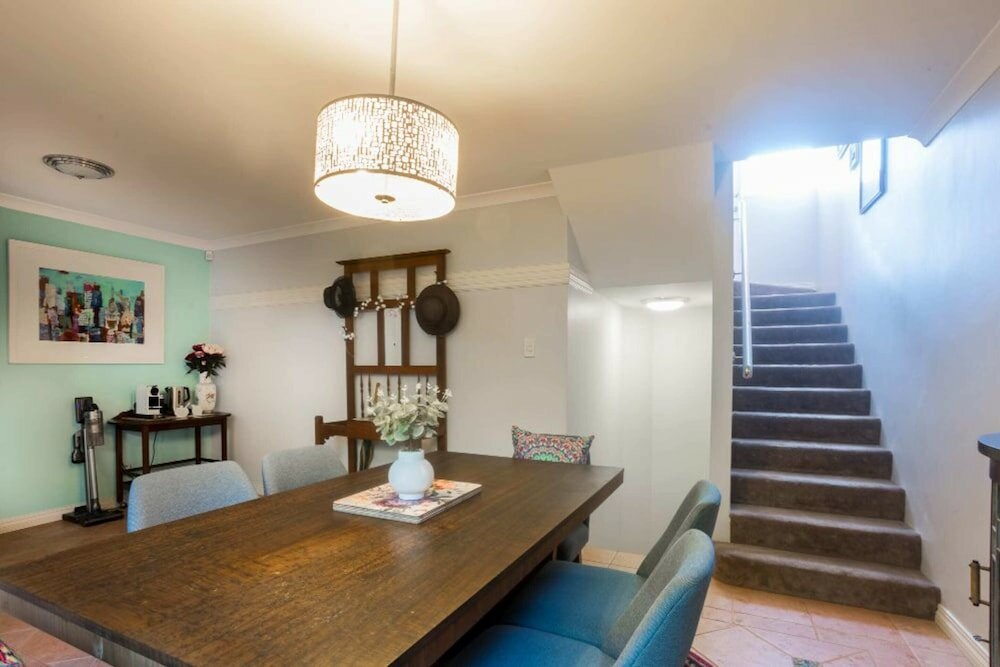 Фото Character 3 Bedroom Home With Pool and Balcony