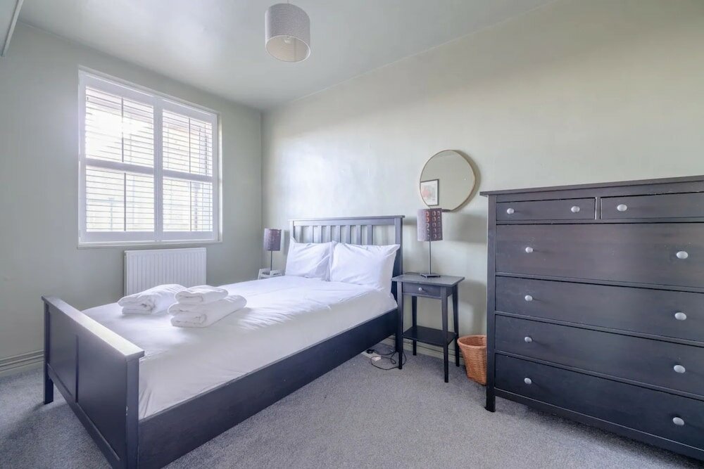 Фото Spacious 2 Bedroom Flat in Clapham With Balcony