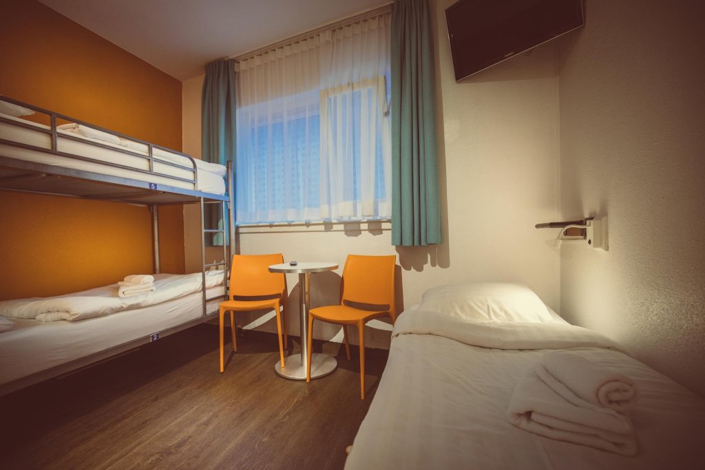 Фото Tourist Inn Budget Hotel - Hostel