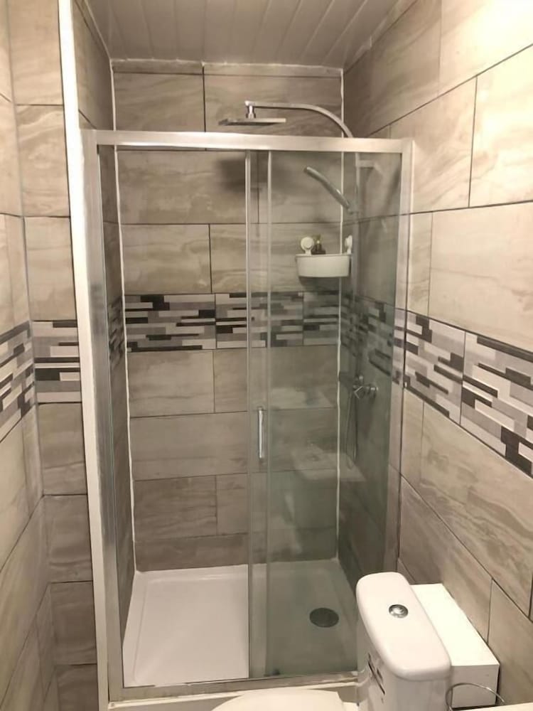 Фото Featherstone Court