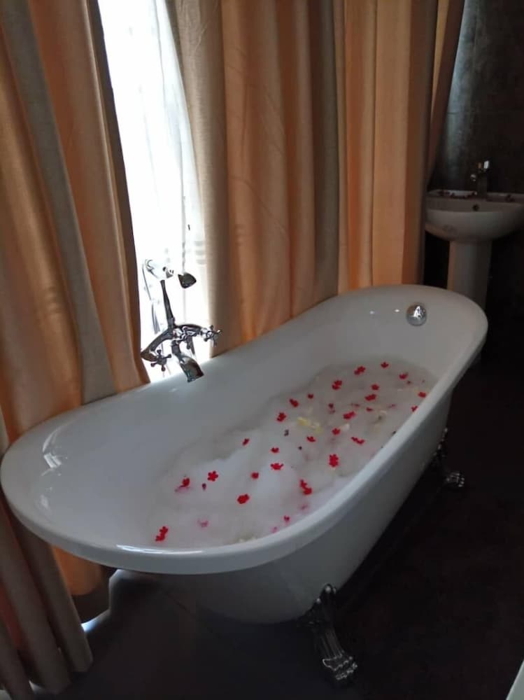 Фото Kaazi LakeFront Villas