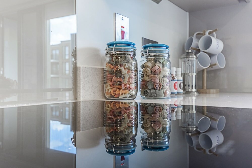 Фото Stunning Brand New Westminster Apartment