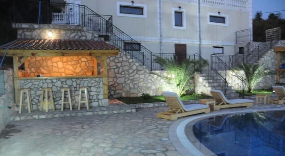 Фото Villa Oasis with swimming pool