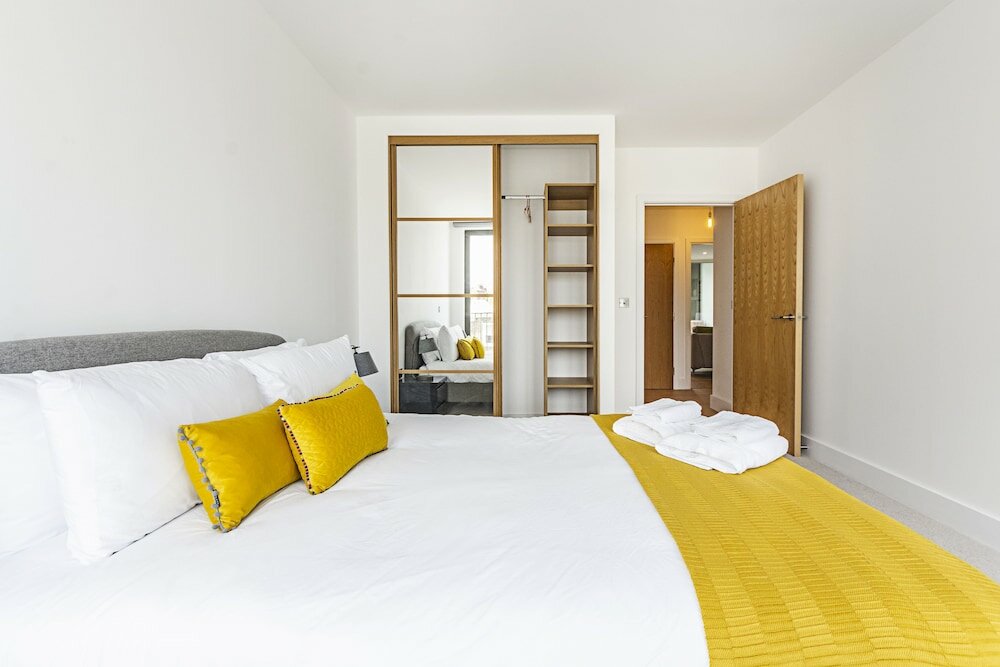 Фото Stunning Brand New Westminster Apartment