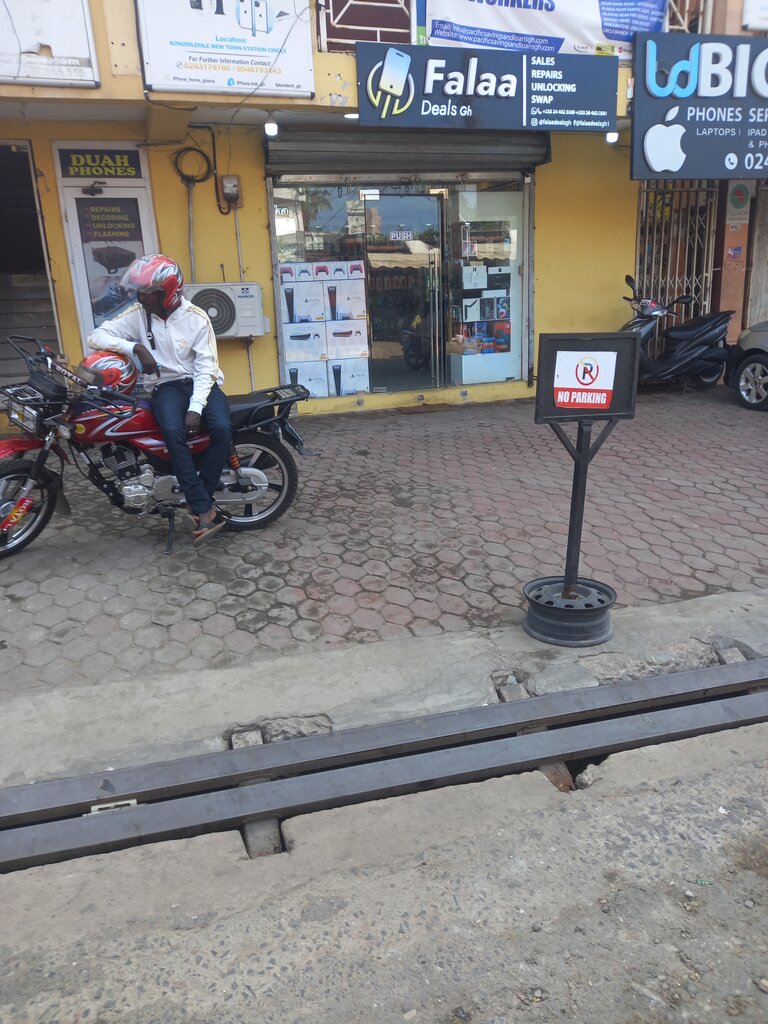 Mobile phone store Falaa, Accra, photo